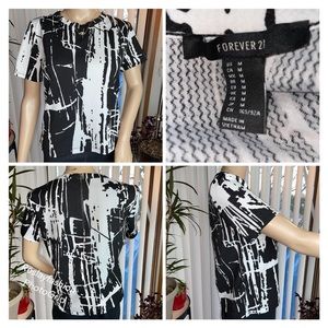 Forever 21 black & white print pullover Top Sz (M)